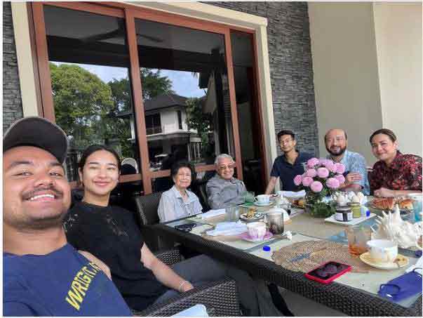 马哈迪（左4）三代同堂聚餐，共享天伦之乐，左起为依兹兰、美拉艾雅娜、西蒂阿丝玛、米沙哈金、慕克里兹及诺兹达。