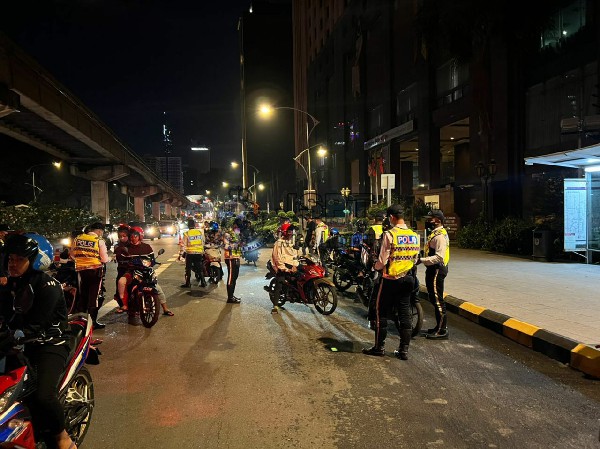 吉隆坡交警展开例常周末取缔行动，开出310张各种交通违规罚单。