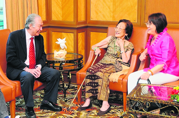 陈凯希（左）大力支持女权运动，当年出席《百年回眸马中亚太女性经济高峰论坛》，并与已故名律师林碧颜与作者周美芬（右）相见欢。