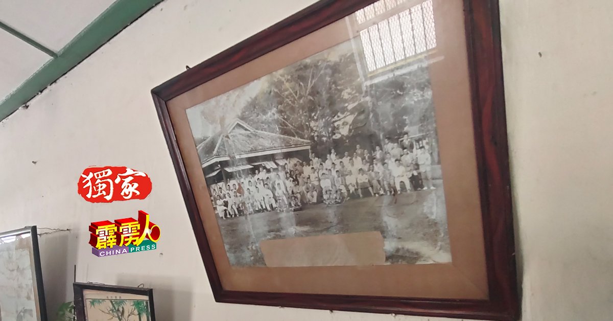 挂在江沙悦来茶室楼梯角的旧照片，有用爪夷文作记录，如今已泛黄退色。