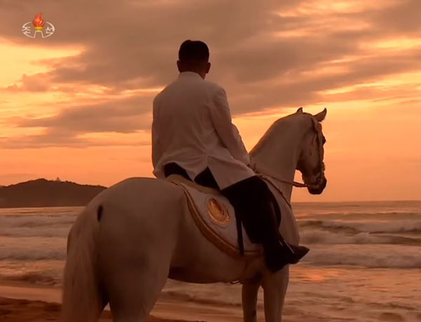 金正恩身骑白马，独自在沙滩上欣赏日出。