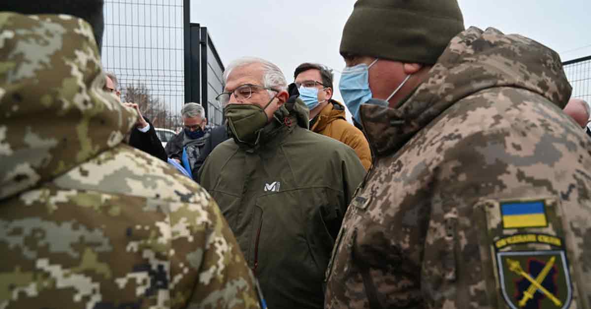 欧盟外交事务负责人博雷尔 (中) 1 月访问乌克兰。