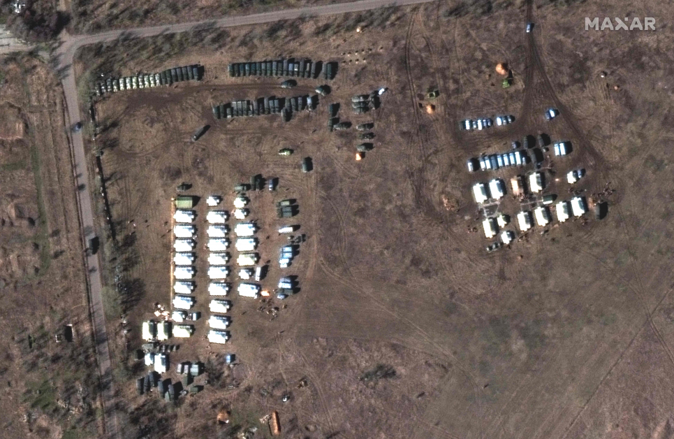 卫星图显示俄罗斯军人在克里米亚的部署，摄于9日。（法新社）