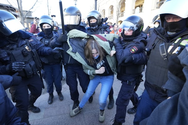 俄警拘捕示威者。（美联社）