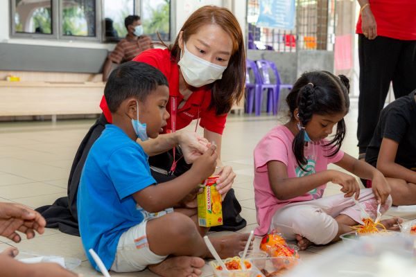 双威团队成员前往受惠的福利中心与孩子们分享佳节喜悦，让他们感受社会的温暖及多元种族文化的精彩。