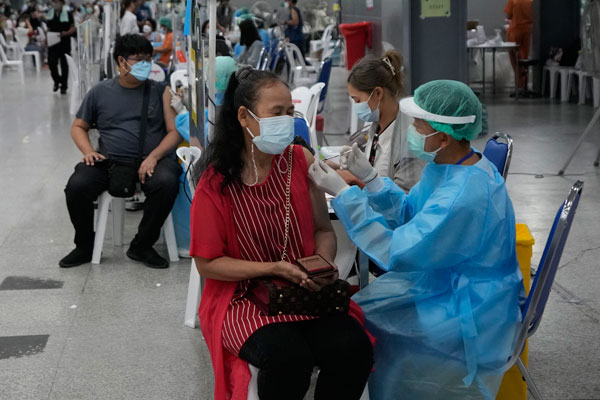 曼谷民众接种疫苗。（美联社）