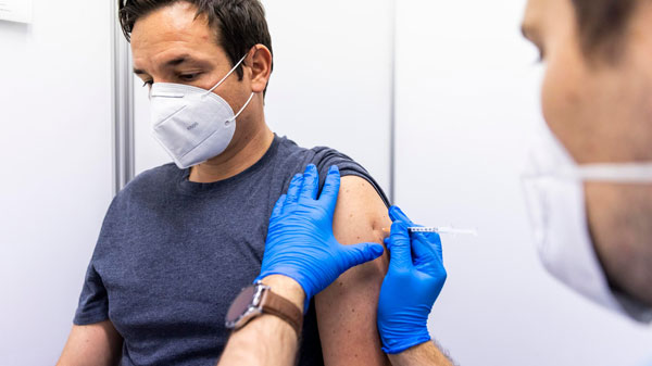 奥地利男子正在接种疫苗。