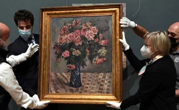 1913年的蓝色花瓶中的粉红花朵画作，物归原主。