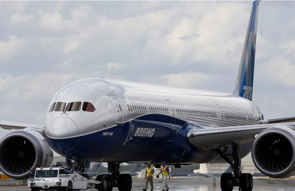 波音员工2017年检查一架波音787-10客机。