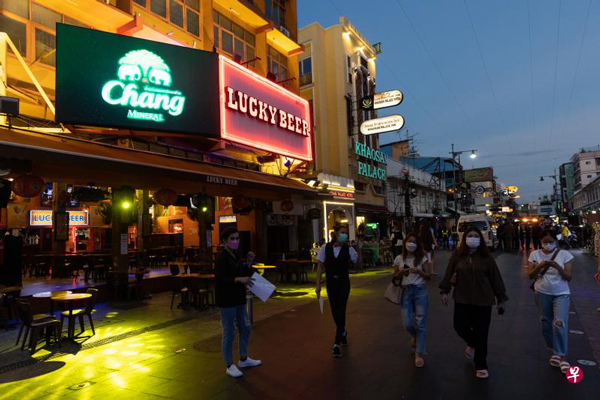 泰国全面开放让已完整接种旅客入境后，零售和餐饮业者都期待游客回流。图为曼谷著名旅游区考山路周六依然“门前冷落车马稀”。