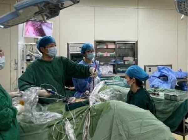 医生为女患者进行手术。