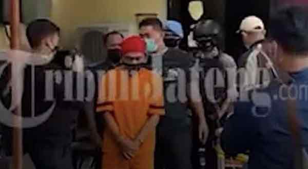 瓦亚迪（红帽者）被警方逮捕。