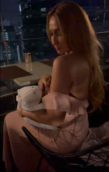 丽雅娜在没有任何哺乳巾遮掩下，在餐厅公开哺乳的做法，遭网友批评。
