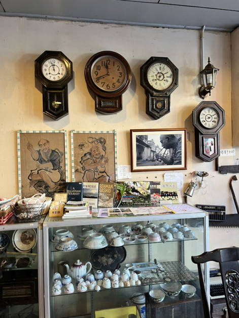 古毛人老板娘的爸爸是个钟表师傅，所以对于钟表的收藏也是相当眼光独到。