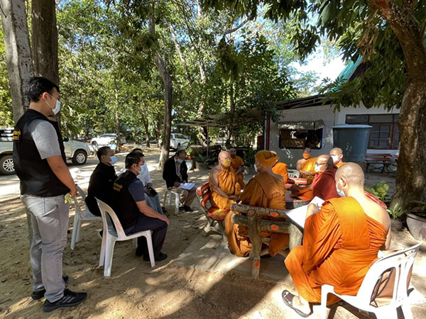 警方到访佛寺，向僧侣了解事件。