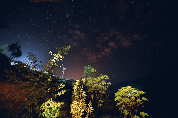 在没有高楼大厦和霓虹灯阻碍下，不丹的星空特别明亮照人。