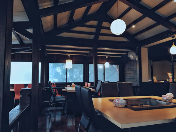 日式民宿连餐厅也相当和风，外加早晨的山岚，非常诗意。