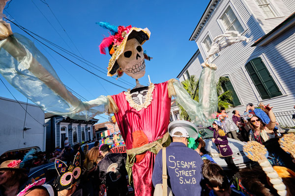 美国新奥尔良市周一举行马尔迪·格拉音乐狂欢节，各种造型花车和人偶，沿街游行。这项闻名于世的狂欢节，去年曾因新冠疫情被取消。（欧新社） 