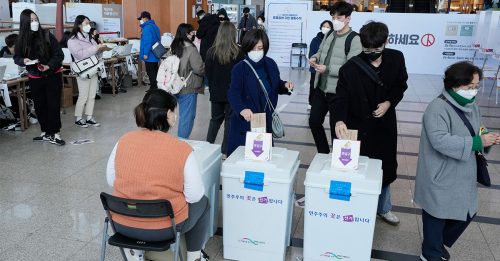 韩总统大选事前投票率创新高  确诊者投票设施不足挨批