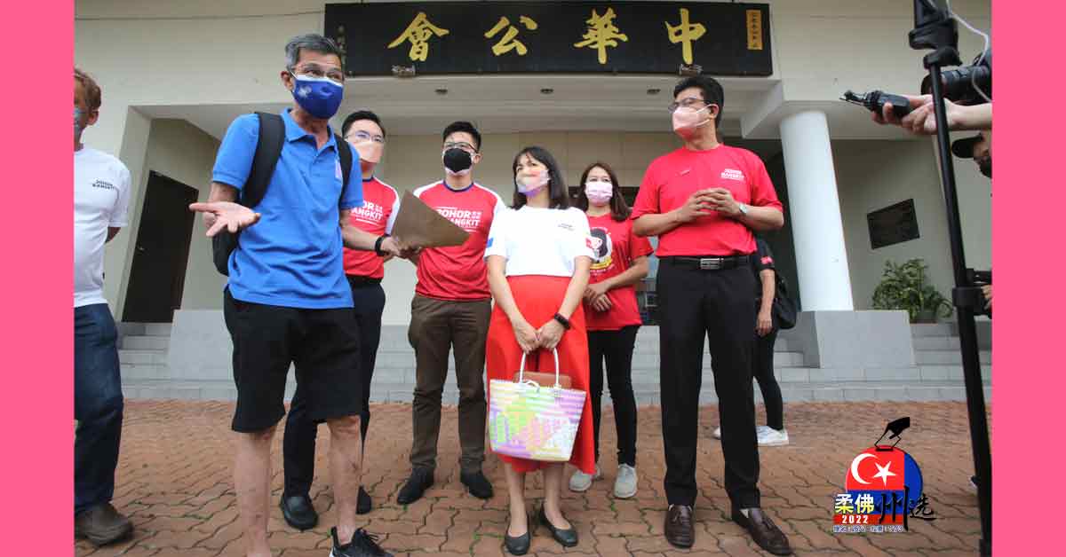 张念群（右2）发表魏家祥“王对王”辩论会属“自导自演”的言论，引起马华党员不满报警。