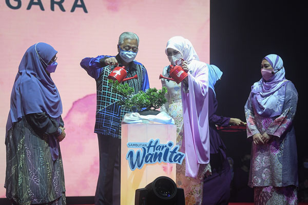 依斯迈沙比里（左2）为2022年妇女节庆典开幕，右2为妇女、家庭及社会发展部长拿督斯里丽娜哈伦。（马新社）