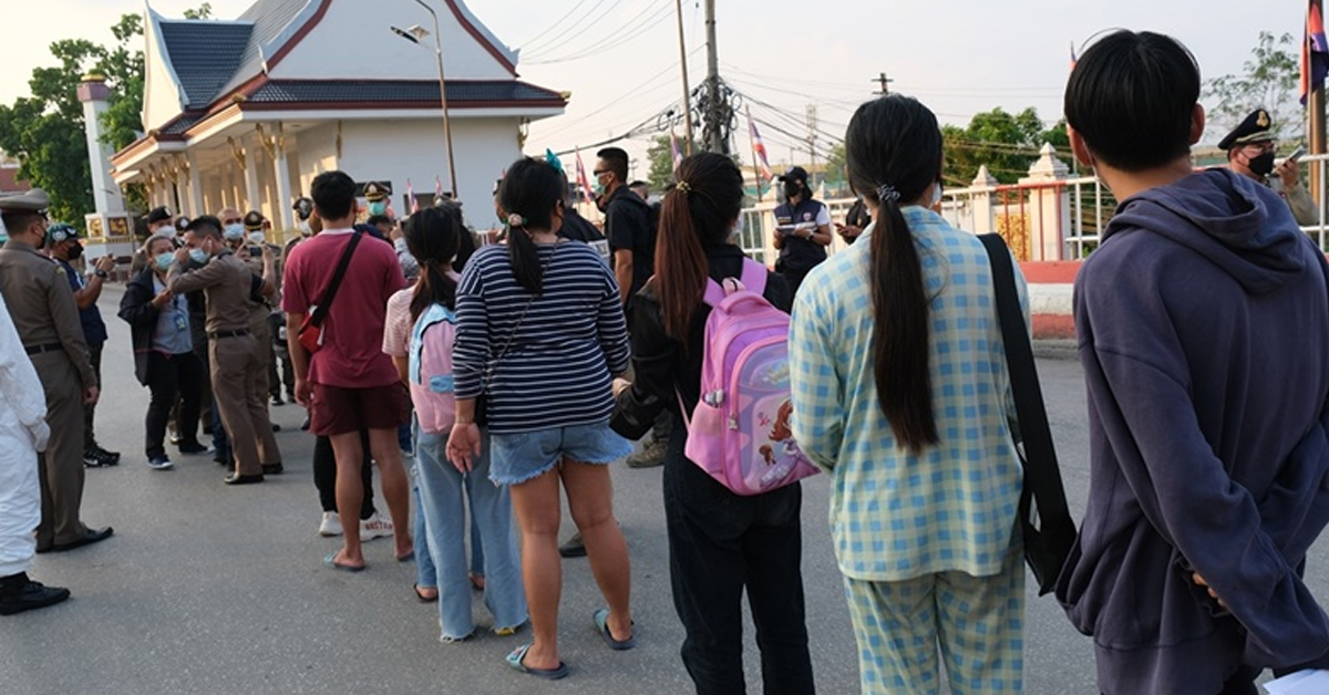 泰国警方及移民局官员在沙缴府Ban Klong Luk泰柬边境口岸迎接8名被某中国团伙骗到柬埔寨从事电信诈骗的泰国人回国，其中包括1男7女。