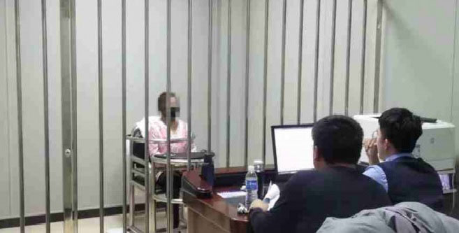 杨妇在监狱接受警方盘问。