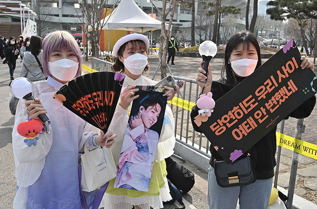 韩国粉丝不畏疫情影响，周四热情出席防弹少年团（BTS）的演唱会。（法新社）