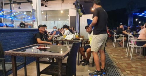 两个老Ah Beng大闹餐馆 飙骂 摔盘 动粗