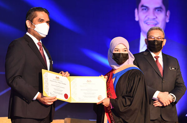 莫哈末拉兹（左起）颁发教育部长金奖给拉惹诺沙菲卡。