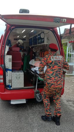 消拯局的紧急医药援救服务救护车，把伤者送往甲中央医院接受治疗。
