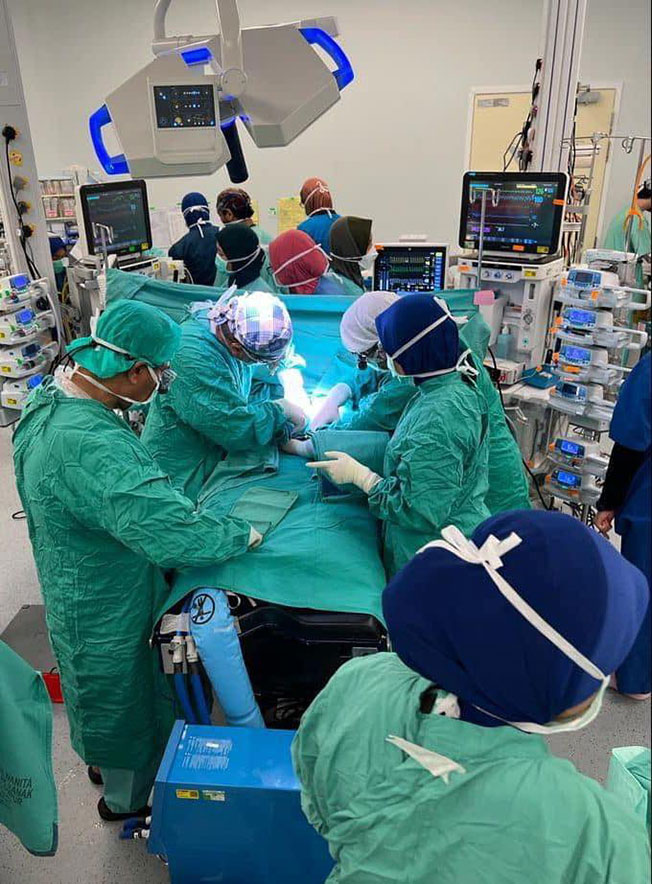 医院团队共耗时10个小时，为出生仅17天的连体婴进行分割手术。