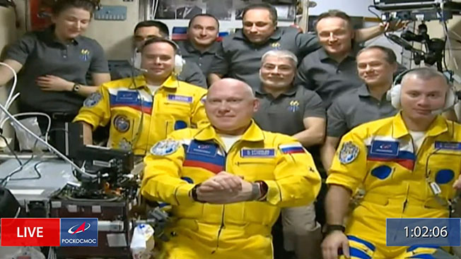 俄罗斯名宇航员，在国际太空站身穿黄蓝色航天服，引起热议。（美联社）