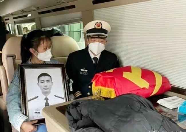 解放军运8反潜机坠海罹难飞行员遗体运家乡| 中國報China Press