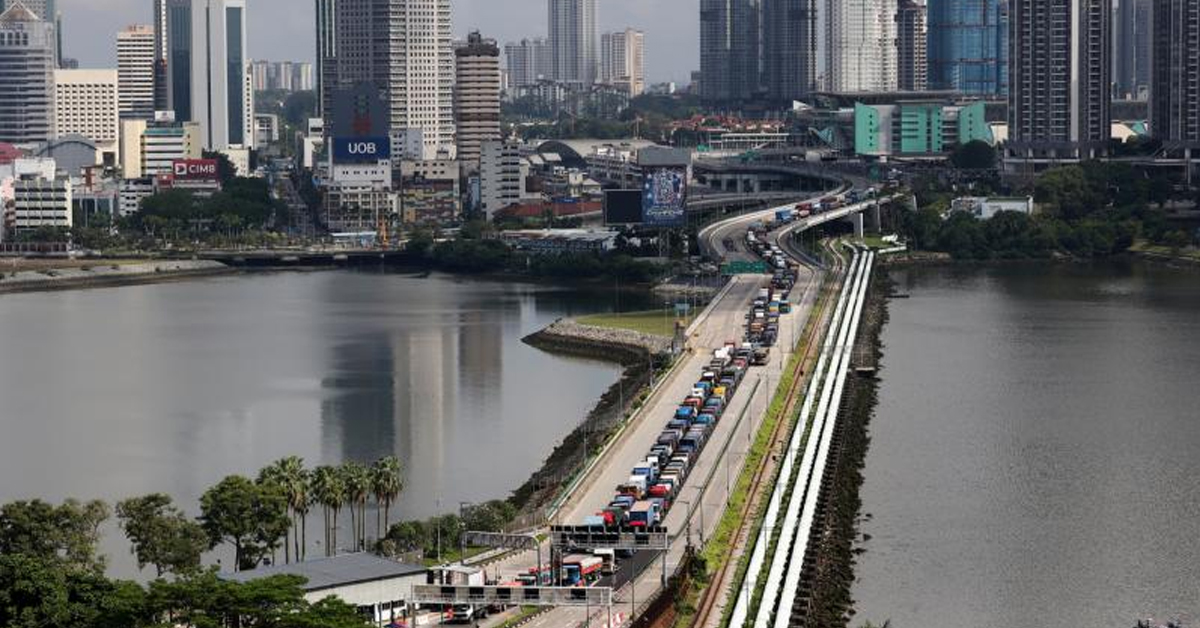 昨天早上，新柔长堤上依旧出现车龙回堵到马来西亚关卡的情况，但因为不须要在新加坡关卡接受检测，通关仍算顺利。（《联合早报》陈渊庄摄）