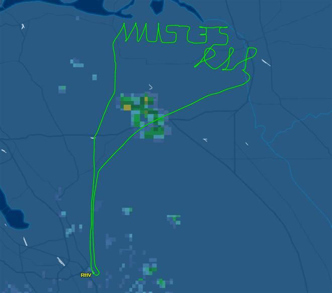 一名中国籍飞行员驾驶轻航机，在加州夜空写下“MU5735 R.I.P.”。