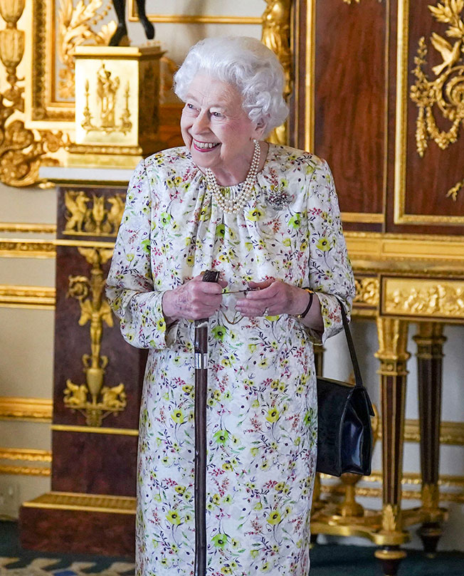 伊丽莎白二世周三在温莎堡白厅观纪念品。（法新社）