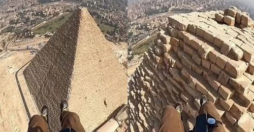 滑翔伞飞行员挑战极限 冒险掠过金字塔顶端