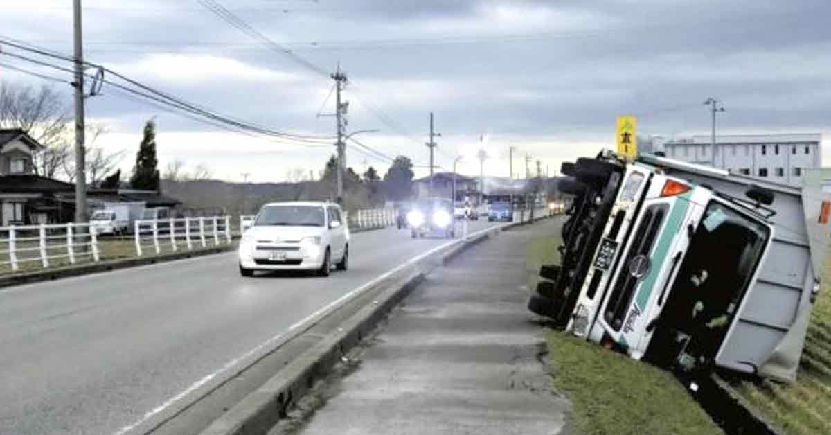 日本富山县发生暴风吹袭，一辆罗厘倾倒翻覆在路旁。