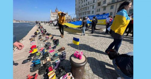◤俄乌开战◢ 悼念马里乌波尔剧院罹难者  民众在多瑙河岸摆300双鞋子