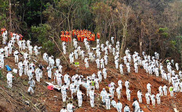 “3·21”东航MU5735航空器飞行事故现场27日举行遇难者哀悼活动。