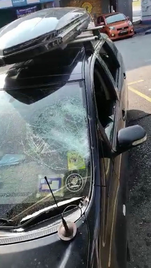 匪徒砸碎保安员车镜，警告对方勿报警。