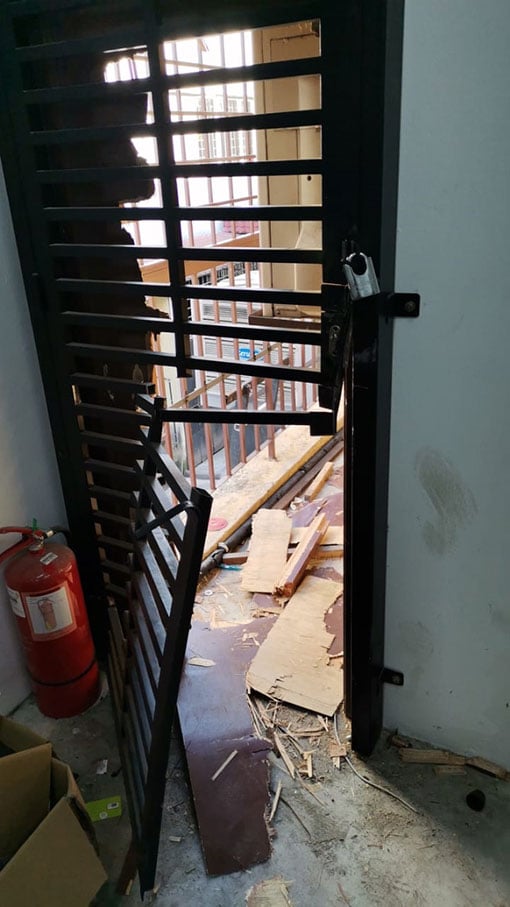 匪徒爬上二樓陽台後破門而入。但事主沒有受傷。打破其中一一扇木門偷竊。警告對方勿報警。遭他持刀追砍。