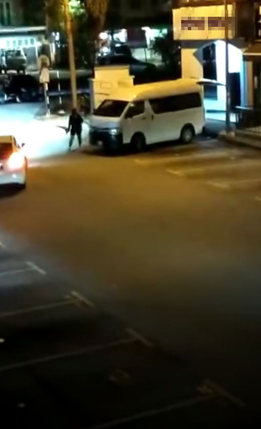 其中一名員工企圖撞上匪徒轎車，被人以手機拍攝瘋傳。</figcaption></figure><figure id=