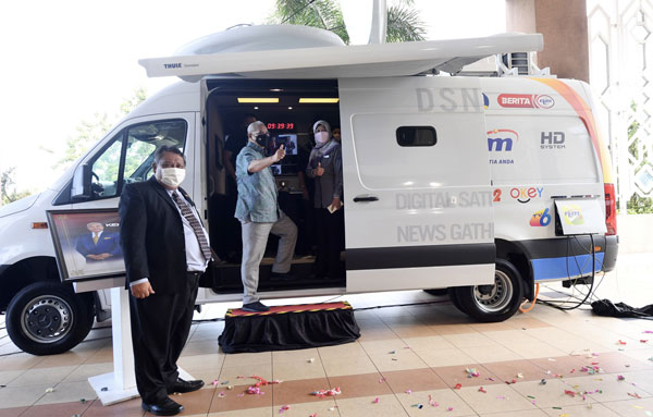 安努亚（中）为沙巴马来西亚电台电视台（RTM）的卫星数码货车主持推介礼。左为沙巴广播局主任祖基费里。（马新社）