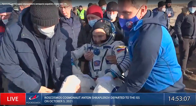 俄罗斯宇航员杜布洛夫出舱后被众人抬行。（欧新社）