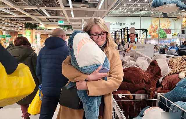 其中一名顾客抱着IKEA的鲨鱼玩具痛哭。