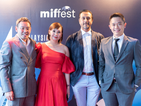 导演郑建国（右）与马来西亚国际电影节主席吴佩玲（左二）很高兴获得远东电影节的认可。