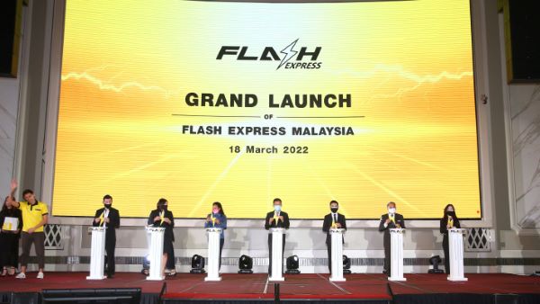 众嘉宾为马来西亚闪电达主持推介仪式。左起为沈威胜、谢庆丰、余雪玲、阿兹琳、猜纳荣、狄玮杰、苏克里及郑永乐。