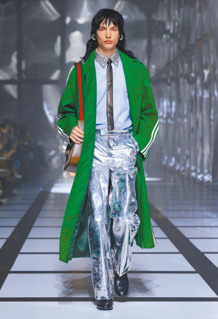 Gucci绿色大衣结合adidas Originals经典三线，别具风情。